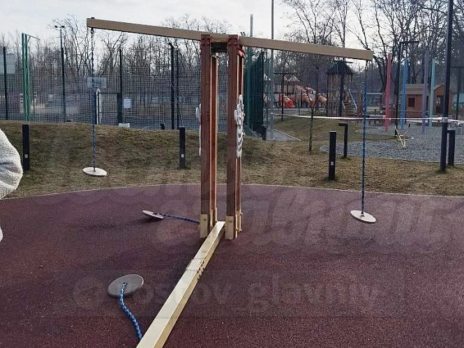 Фото: Следком возбудил дело после обрушения качелей на 5-летнюю девочку в Аксае, кадр - ВК "Ростов Главный"