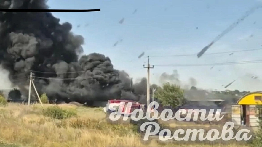Фото: На Самбеке под Таганрогом сгорело здание заброшенного завода / фото: тг-канал "Новости Ростова"