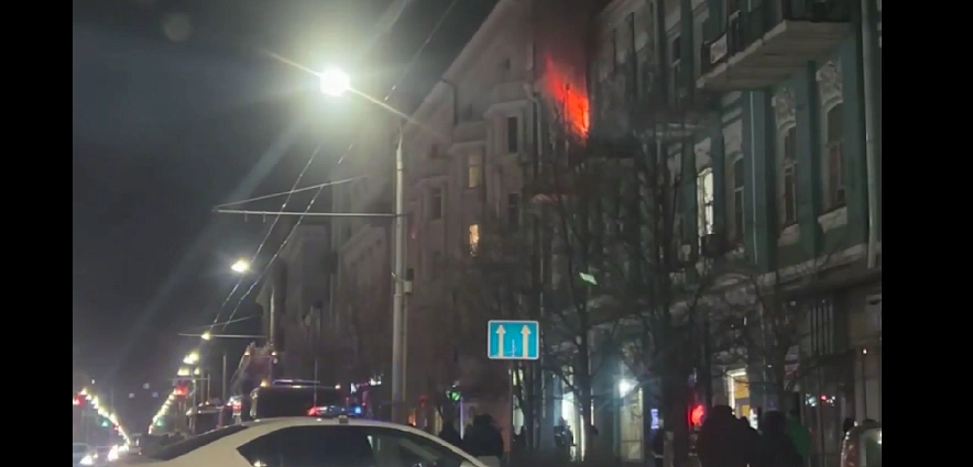 Фото: Особняк горит на Большой Садовой, 84