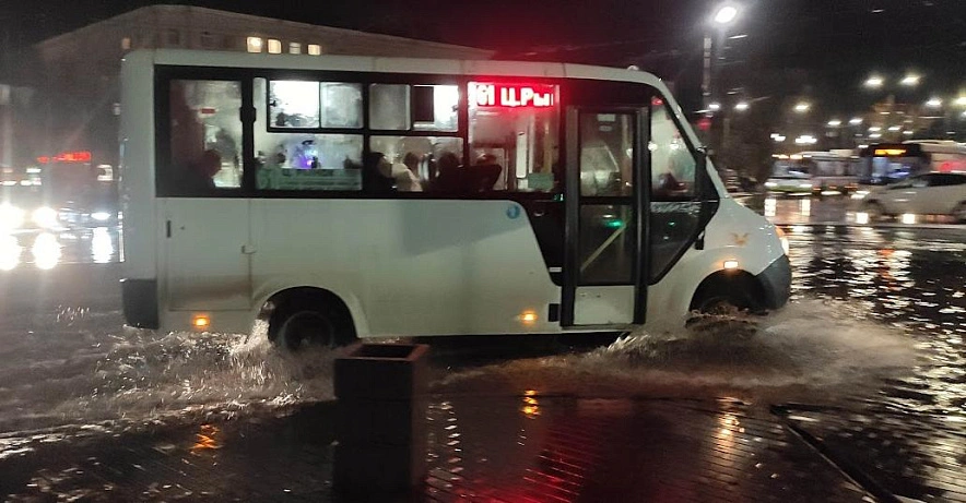 Фото:   маршрутка в Ростове во время ливня