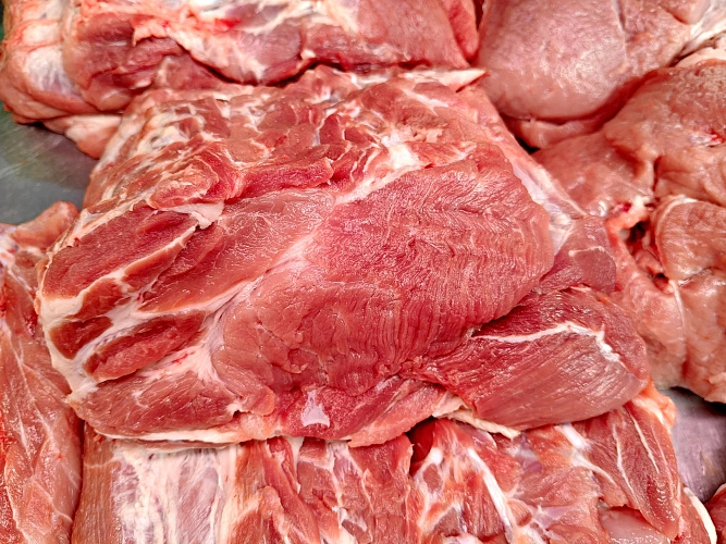 Фото: свинина на Северном рынке // кадр 1rnd