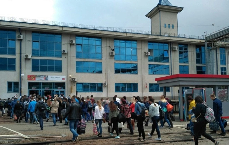 Фото: Пассажиры электричек на пригородном вокзале Ростова, кадр из архива 1rnd