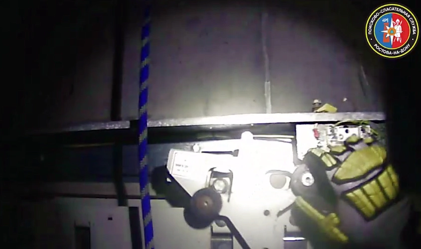 Фото: В Ростове спасатели эвакуировали ребёнка и двух взрослых из заблокированного лифта на парковке, кадр из видео спасателей