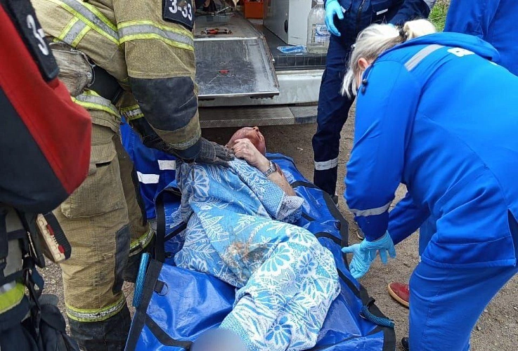 Фото: проводник поезда в Ростове после несчастного случая, кадр УГОЧС