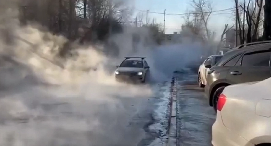 Фото: Дороги ЗЖМ Ростова затопило кипятком 20 февраля, кадр Don Mash