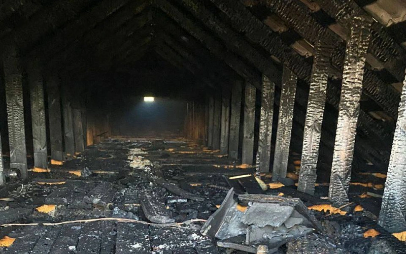 Фото: сгоревший дом в Персиановке // кадр МЧС РО