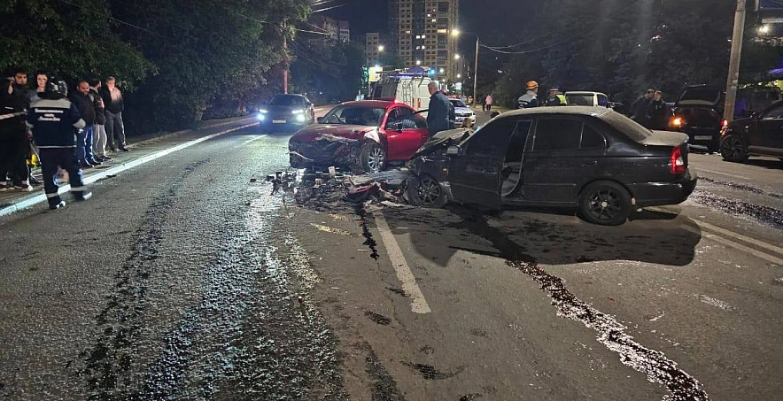 Фото: Ночное ДТП на Добровольского в Ростове, кадр ГИБДД