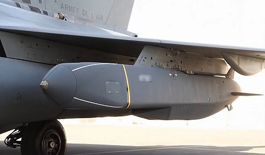 Фото: Ракета Scalp под крылом бомбардировщика, кадр topcor.ru