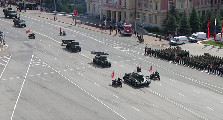 Фото: военная техника на параде в Ростове, кадр трансляции