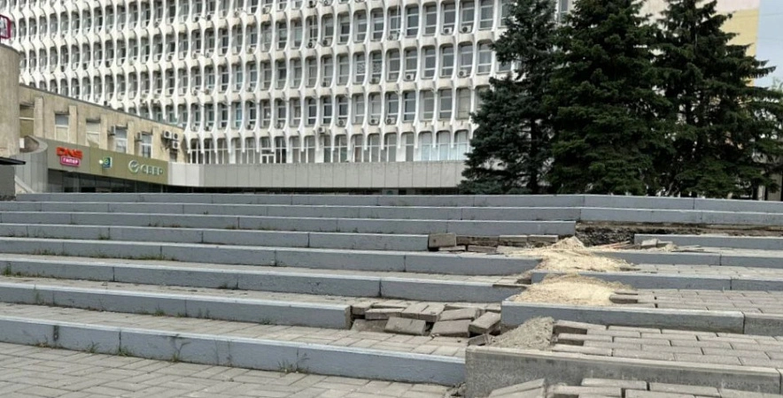 Фото: на лестнице у дома профсоюзов чуть не построили ларёк, кадр мэрии