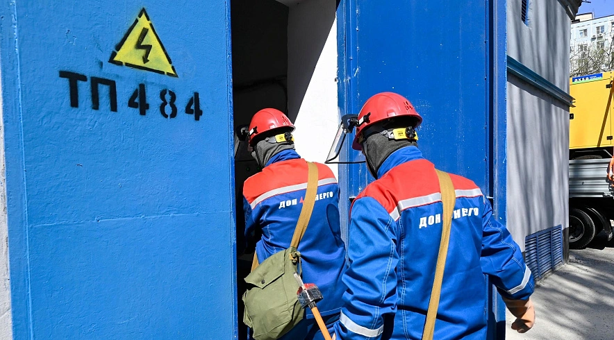 Фото: Сотрудники "Донэнерго" на объекте, кадр ВК компании