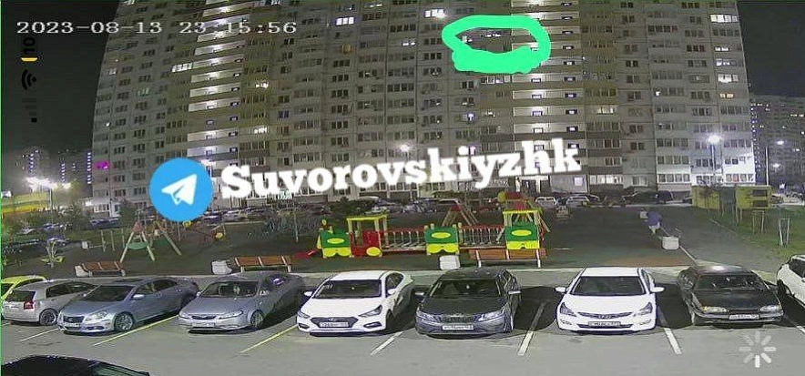 Фото: В зелёной рамке - балконы, с которых могли сбросить шумовые гранаты, кадр @suvorovskiyzhk