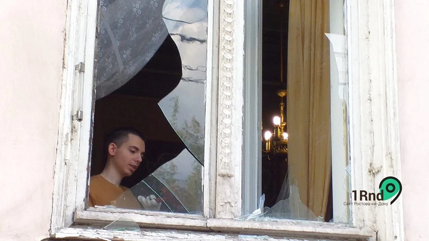 Фото: Выбитое окно в доме рядом с местом взрыва на Пушкинской, кадр 1rnd