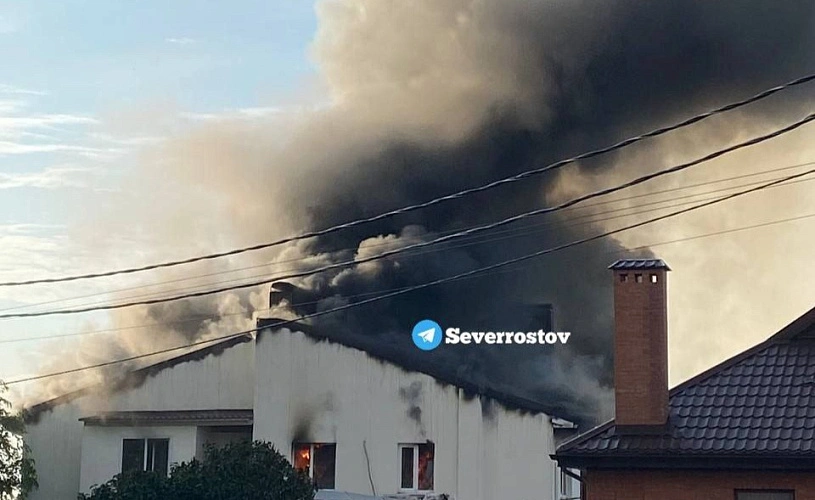 Фото: Горящая крыша дома на Каракумской в Ростове, кадр ТГ severrostov