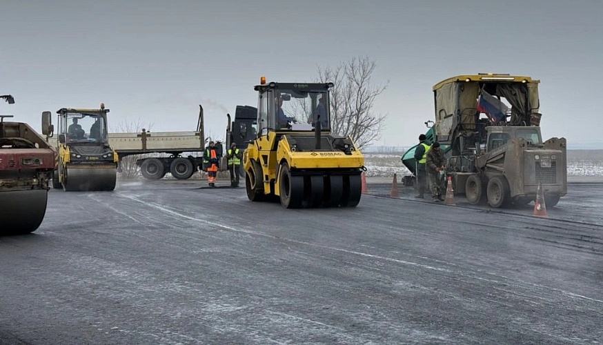 Фото: дорожная техника на магистрали, кадр ГК Автодор