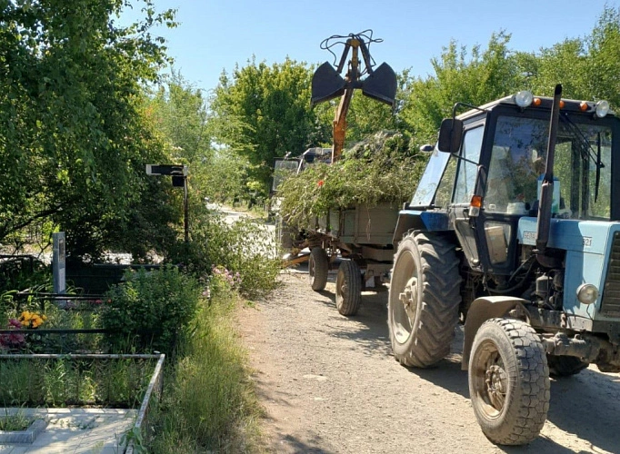 Фото: уборка на Северном кладбище // фото пресс-службы мэрии Ростова