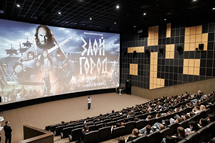 Фото: показ в Ростове \\ кадр Евгения Чистякова