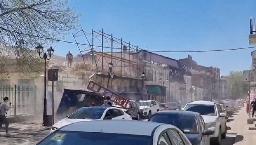 Фото: обрушение фасада на Серафимовича, 54, кадр ТГ Геннадия Крольмана