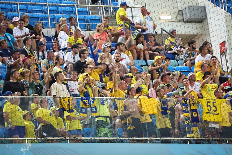 Фото: Болельщики ФК "Ростов" на выезде в Сочи, кадр из ТГ клуба