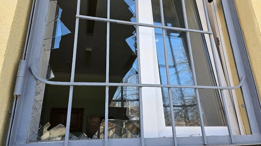 Фото: разбитое окно в здании наркодиспансера на Вильнюсской, фото Раджива Мирзалиева