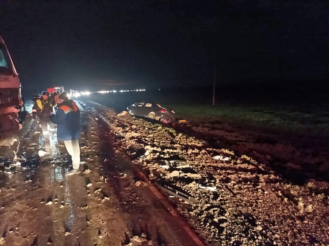 Фото: Семья из пяти человек погибла при ДТП с грузовиком под Ростовом // фото ГИБДД РО