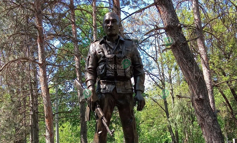 Фото: памятник В. Мартынюку // кадр 1rnd.ru