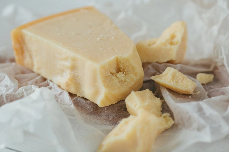 Фото: сыр пармезан, кадр freepic.diller с портала Freepik