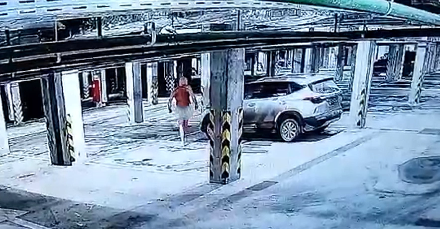 Фото: Звезда голой вечеринки на паркинге ЖК в Ростове, кадр очевидца