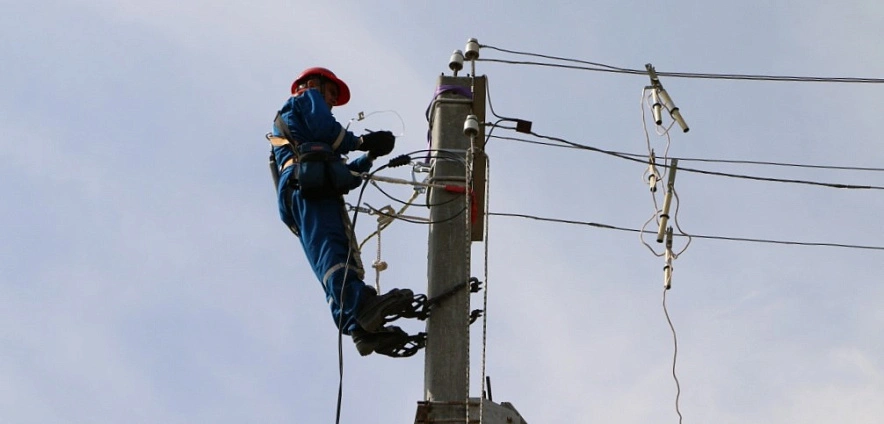 Фото: Сотрудник Донэнерго за работой, кадр ВК компании