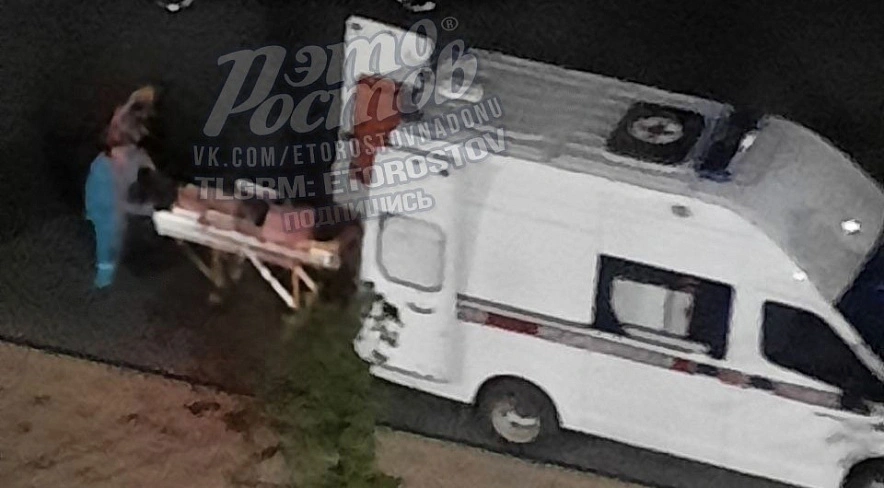 Фото: Скорая забирает упавшую с высоты девушку в Ростове, кадр ТГ Это Ростов