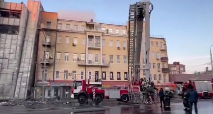 Фото: загорелось соседнее с "Астором" здание, кадр МЧС