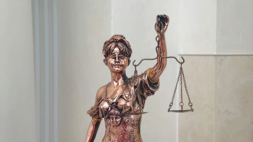 Фото: фигурка Фемиды из ростовского суда, кадр 1rnd