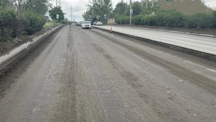 Фото: ремонт дорожного полотна на Малиновского, кадр мэрии