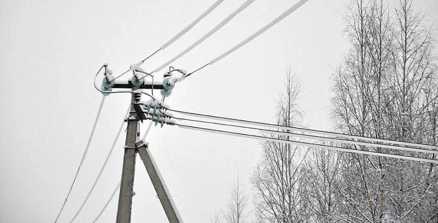 Фото: Покрытые льдом провода ЛЭП, кадр Донэнерго