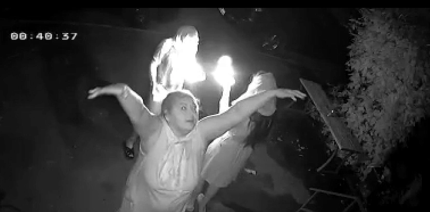 Фото: Батайские цыгане устроили обряд с проклятиями соседей, кадр записи камеры подъезда