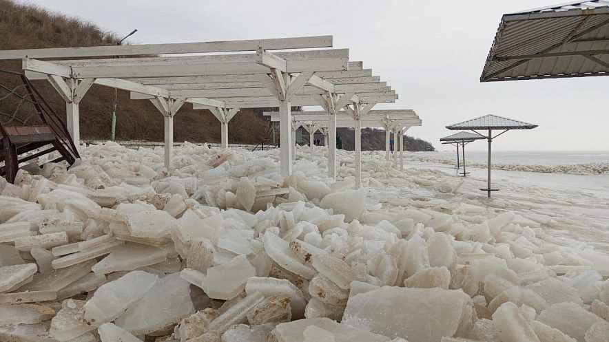 Фото: лёд на набережной Таганрога // фото из ТГ-канала Светланы Камбуловой
