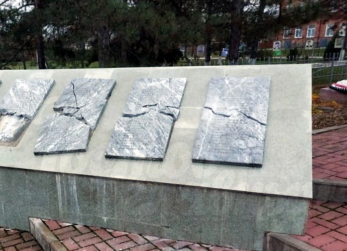 Фото: Разбитые плиты // кадры СУ СК РФ по РО