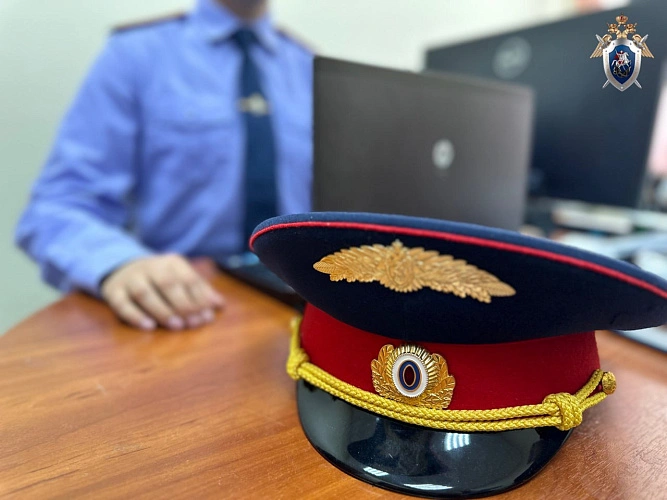 Фото: фуражка полицейского на столе, кадр из ТГ-канала донского следкома