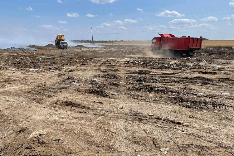 Фото: тушение пожара на полигоне // кадр МинЖКХ РО