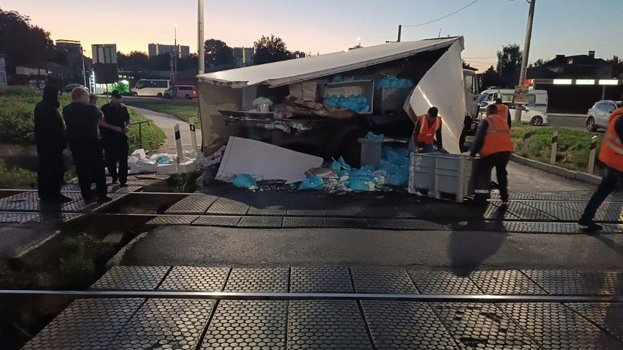 Фото: Ростовские спасатели распилили пополам грузовик после столкновения с пассажирским поездом // фото донского управления ГО и ЧС 