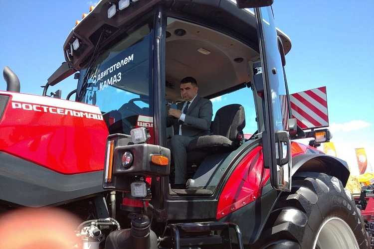 Фото: замгубернатора Бодряков за рулём новой техники, кадр ПРО