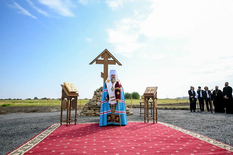 Фото: Закладка гигантского храма в старом аэропорту Ростова, кадр ТГ застройщика