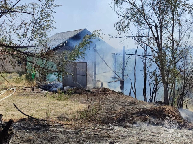 Фото: дом, сгоревший из-за костра с мусором, кадр МЧС РО