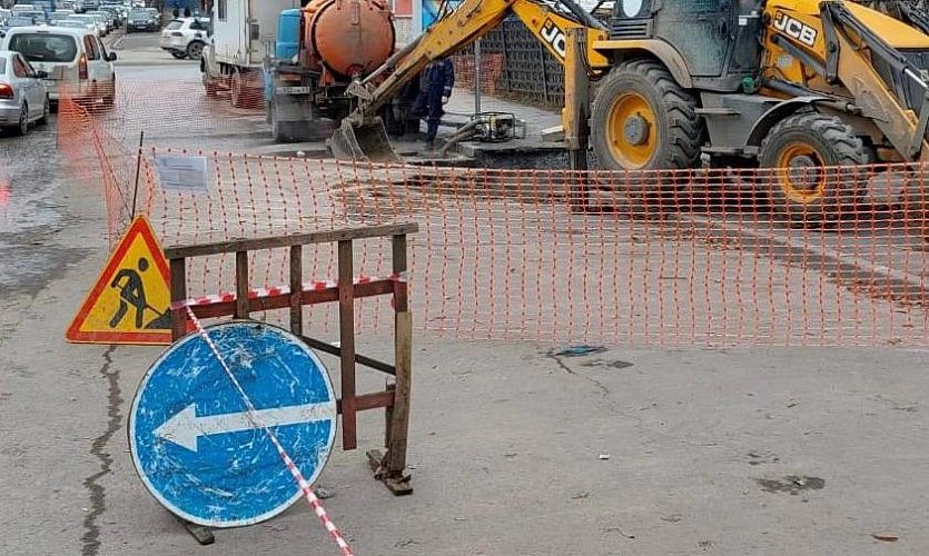 Фото: знак дорожных работ на месте прорыва теплотрассы, кадр ТГ Сергея Орлова