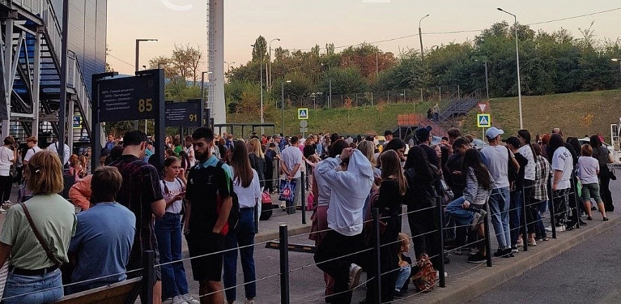 Фото: Гигантские очереди на автобусы из "Меги Ростов", кадр ТГ belka_kalitva