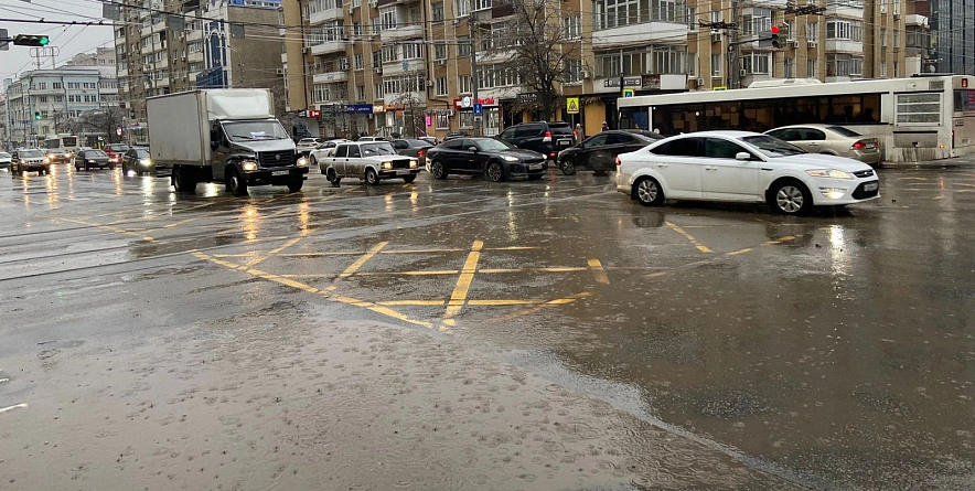 Фото: Лужи в центре Ростова в декабре 2023, кадр 1rnd