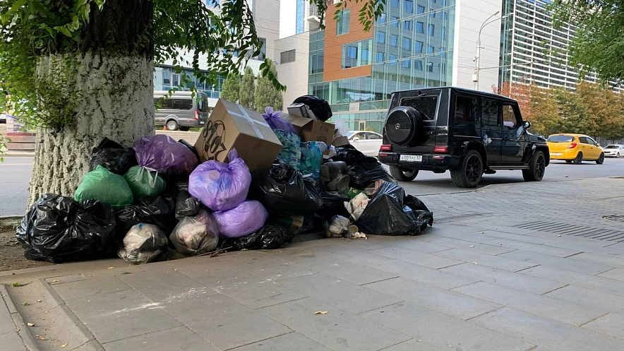 Фото: горы мусора в центре Ростова \\ кадры очевидцев