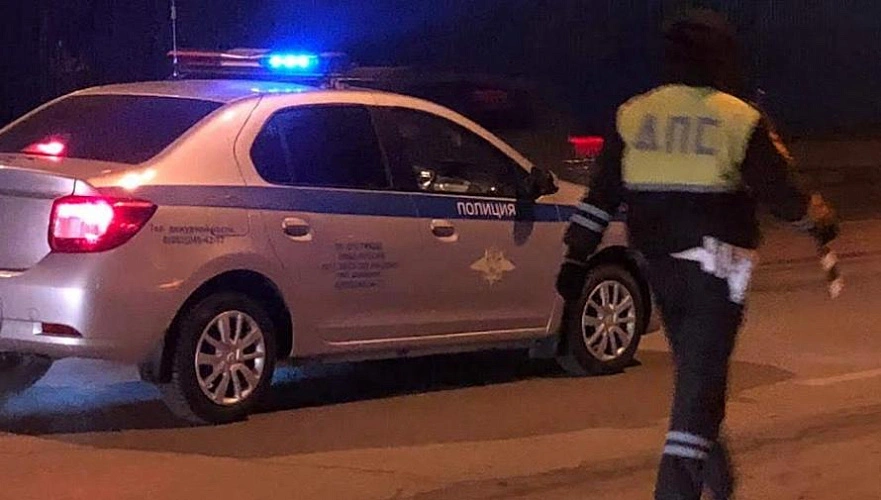 Фото: инспектор ДПС с патрульной машиной, кадр 1rnd