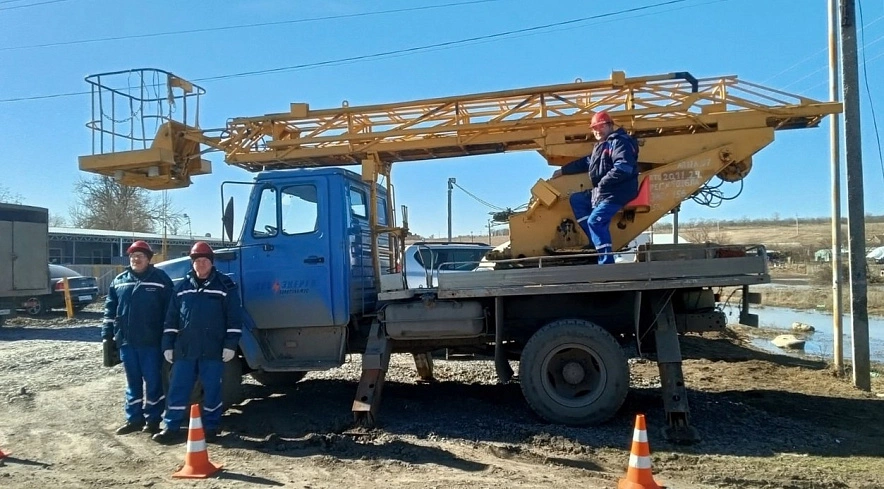 Фото: Бригада "Донэнерго" возле спецмашины, кадр ВК компании