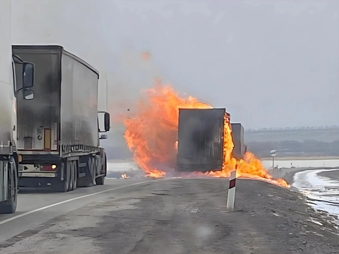 Фото: фура с картоном сгорела на трассе Р-280, кадр очевидца